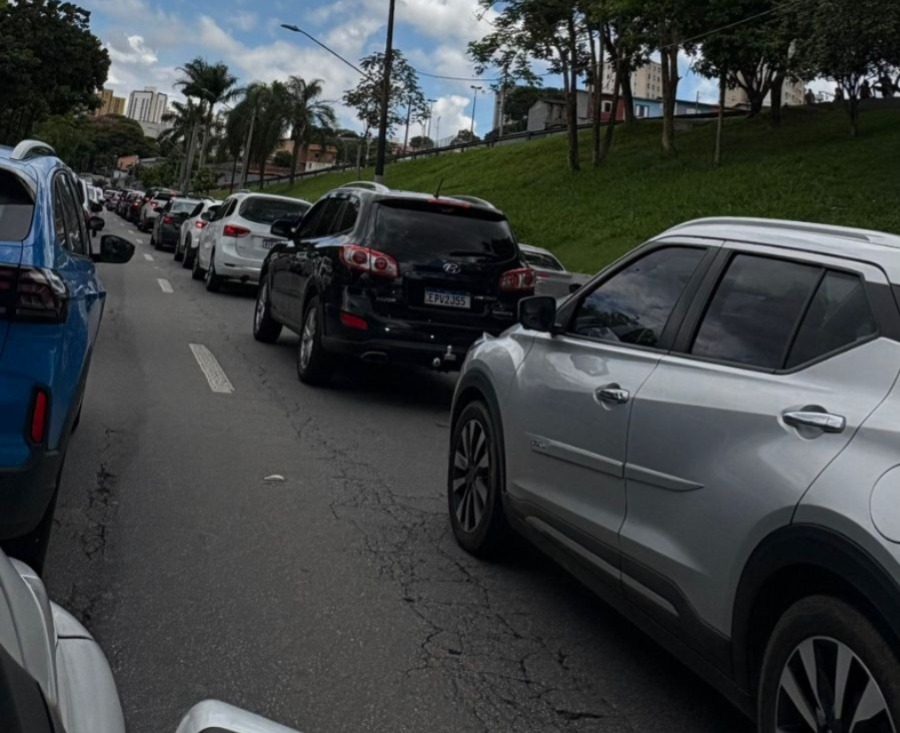 Acidente de moto no Fundo do Vale deixou uma vítima fatal e causou congestionamento neste domingo (1º).