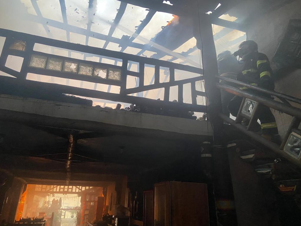 Corpo de Bombeiros atuou no combate a princípio de incêndio em restaurante no bairro São Francisco, em São Sebastião.