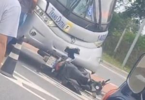 Corpo de Bombeiros atende acidente entre moto e ônibus no Jardim Vale do Sol, em São José dos Campos