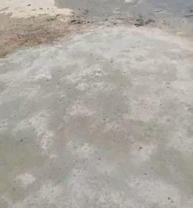 Morador fechou cratera em via pública no Residencial Santa Paula, em Jacareí.