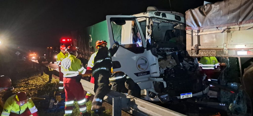 Equipes do Corpo de Bombeiros atuaram no resgate de vítimas após acidente na Rodovia Carvalho Pinto, em Caçapava.