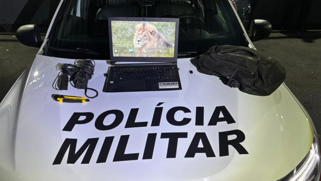 Suspeito foi abordado em frente à clínica após denúncia de furto em andamento.