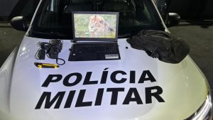 Suspeito foi abordado em frente à clínica após denúncia de furto em andamento.