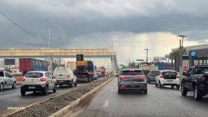 Operação de lançamento de vigas foi realizada durante a madrugada com interdição temporária da pista expressa