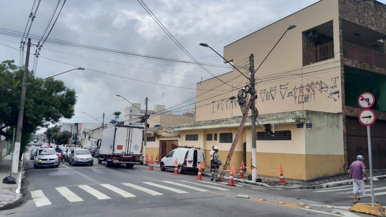 Equipes da EDP atuam na remoção de cabeamentos irregulares em 350 postes no centro de Caçapava.