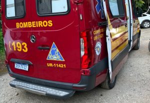 Queda de bicicleta deixa jovem ferida na Praia Vermelhinha do Centro, em Ubatuba