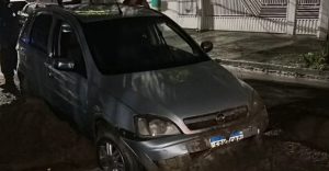 Carro cai em buraco reaberto no Jardim Imperial em São José dos Campos