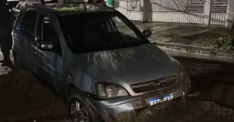 Carro cai em buraco reaberto no Jardim Imperial em São José dos Campos