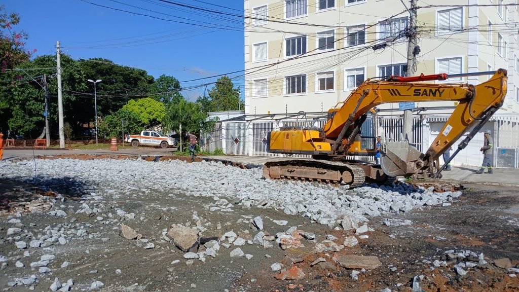 Cratera no Imperial: concluído preenchimento com pedra no trecho mais crítico!