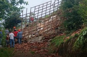 Deslizamento em Natividade da Serra derruba casa e mobiliza buscas por morador