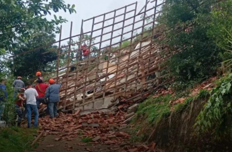 Deslizamento em Natividade da Serra derruba casa e mobiliza buscas por morador