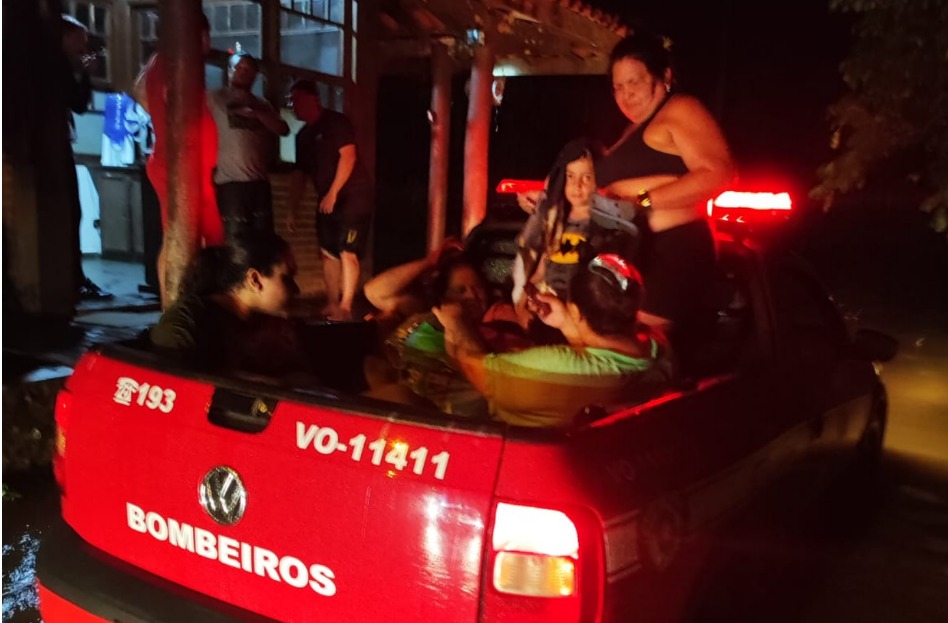 Sete pessoas são resgatadas após carros ficarem ilhados na Praia da Fazenda, em Ubatuba