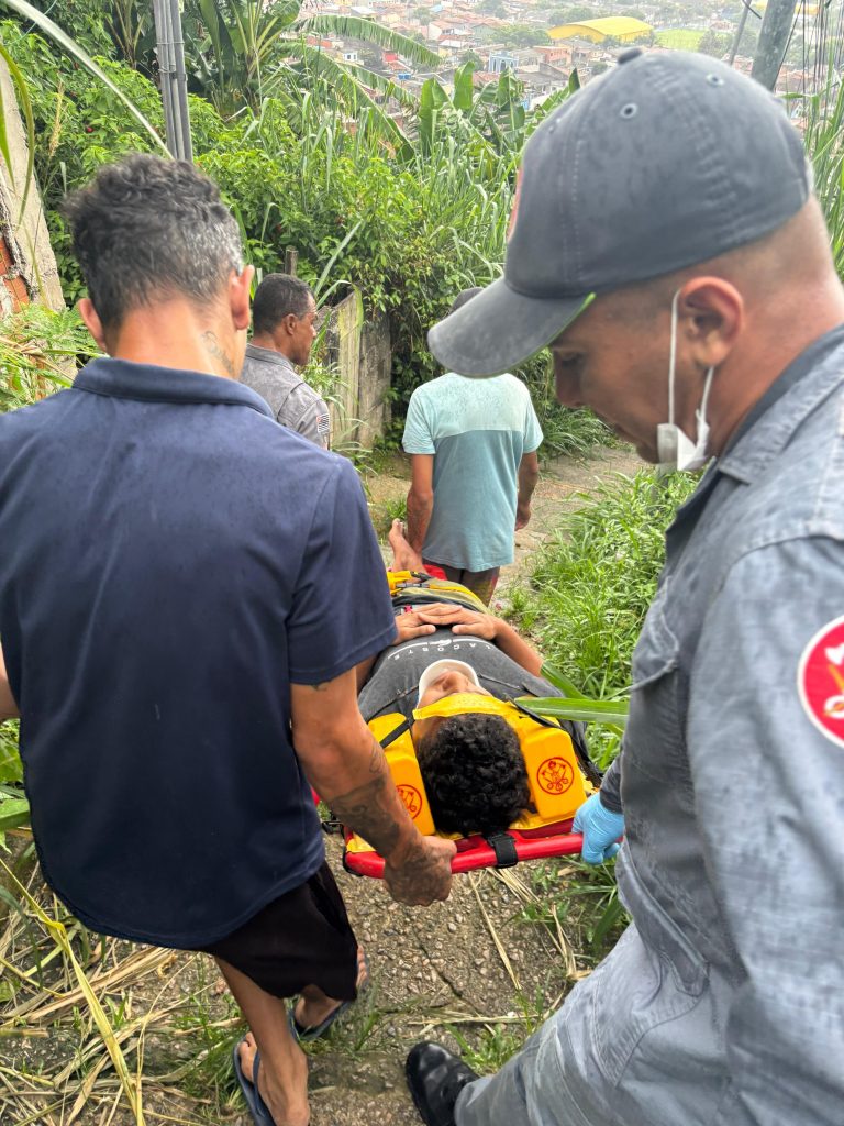 Adolescente de 14 anos sofre queda de telhado e é socorrido pelo Corpo de Bombeiros em São Sebastião