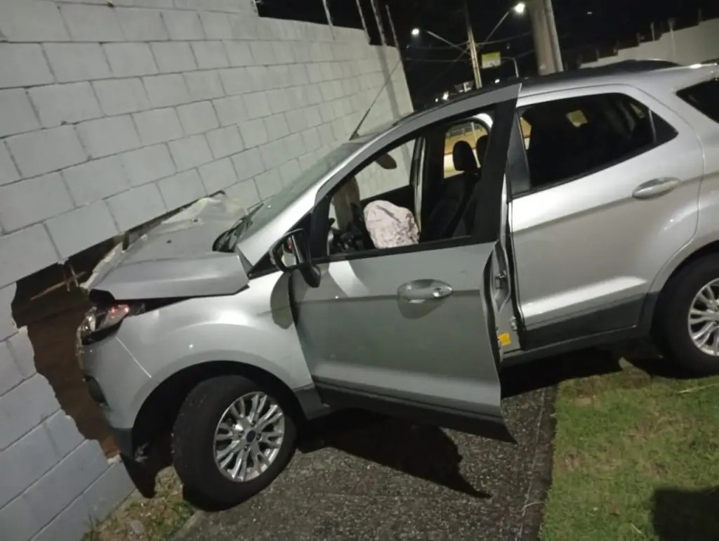 Veículo atingiu muro de condomínio após perder o controle na rotatória do Urbanova