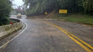 Rodovia Oswaldo Cruz foi liberada após 16 horas de interdição por queda de barreira.