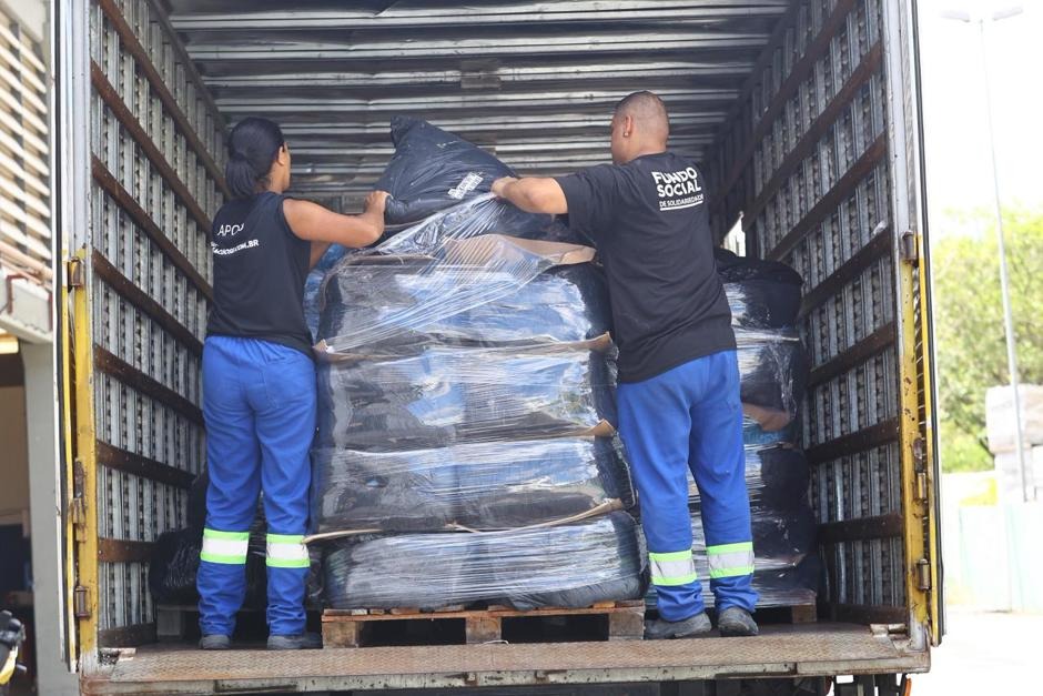 Pontos de coleta do Fundo Social de São José recebem doações para vítimas das enchentes em Minas Gerais.