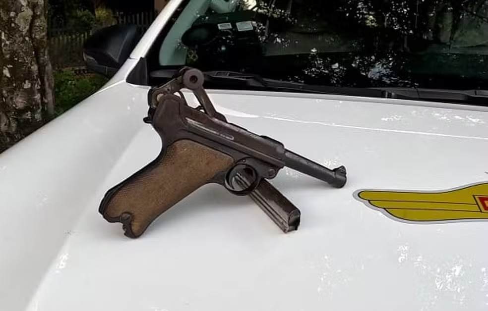 Pistola 9mm com símbolo ligado ao nazismo foi apreendida durante fiscalização em Taubaté/ Foto: PM