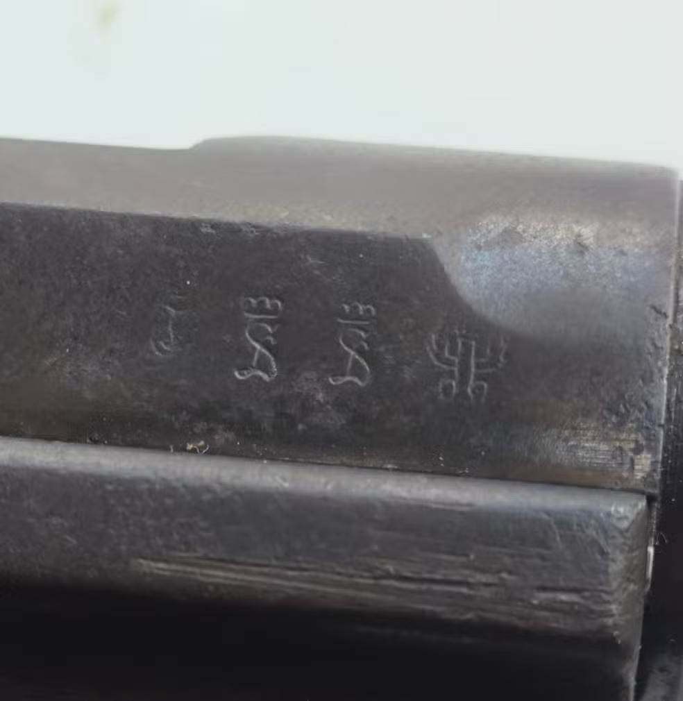 Pistola 9mm com símbolo ligado ao nazismo foi apreendida durante fiscalização em Taubaté.