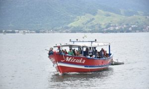 Grupo foi transportado por traineira após interdição da Estrada-Parque de Castelhanos