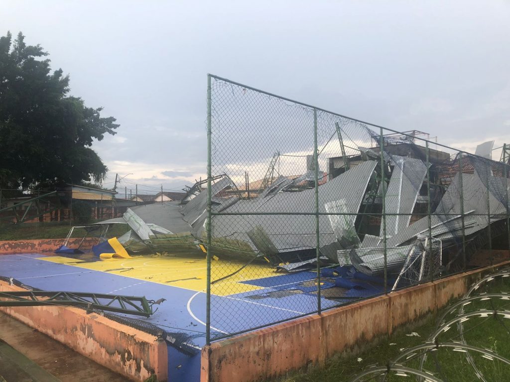 Cobertura da quadra escolar desabou durante forte chuva e atingiu casas vizinhas em Taubaté
