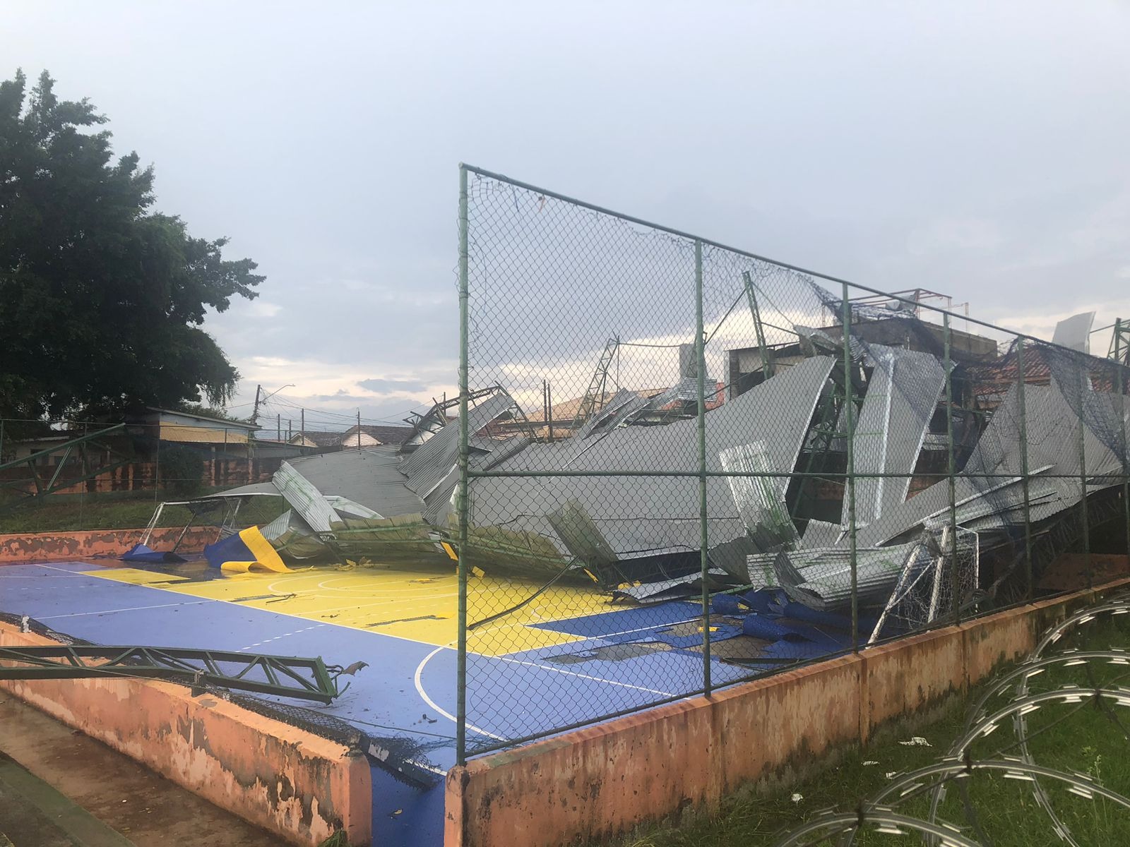 Cobertura da quadra escolar desabou durante forte chuva e atingiu casas vizinhas em Taubaté