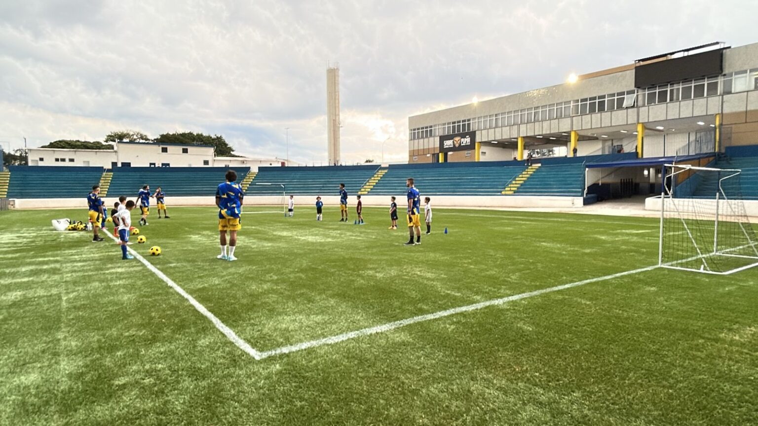 Escola de Futebol Oficial do São José iniciou atividades no estádio Martins Pereira com mais de 100 alunos.