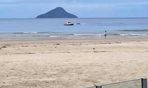 Bombeiros fazem buscas por adolescente que desapareceu no mar em Juquehy, em São Sebastião