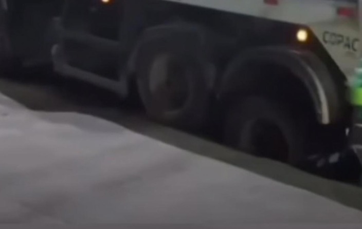 Caminhão de lixo afunda após asfalto ceder no bairro Altos de Santana