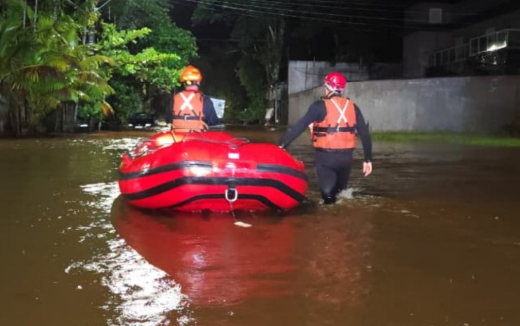 Temporal deixa ruas e residências alagadas na Mococa, em Caraguá!