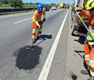 Mutirão tapa-buraco na Via Dutra fecha 176 pontos em um dia na RM Vale do Paraíba