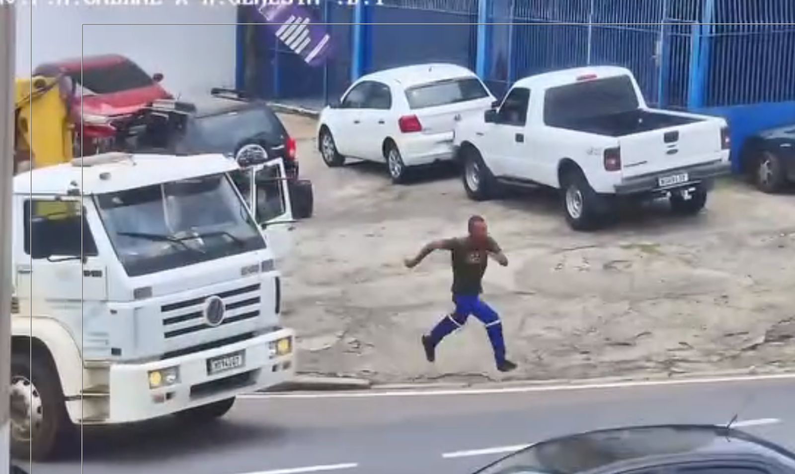 Caminhão furtado é abandonado em movimento na contramão após perseguição em São José