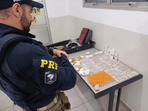 Medicamentos emagrecedores proibidos avaliados em R$ 250 mil são apreendidos pela PRF