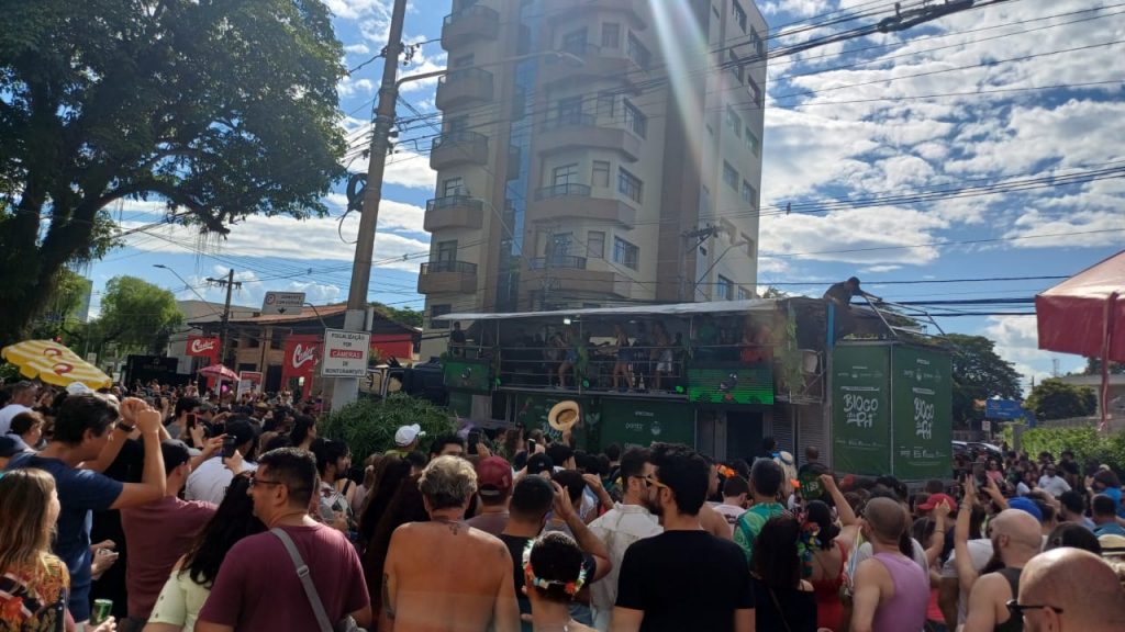 Com Sheila Mello animada, Bloco da Pri arrasta multidão em São José