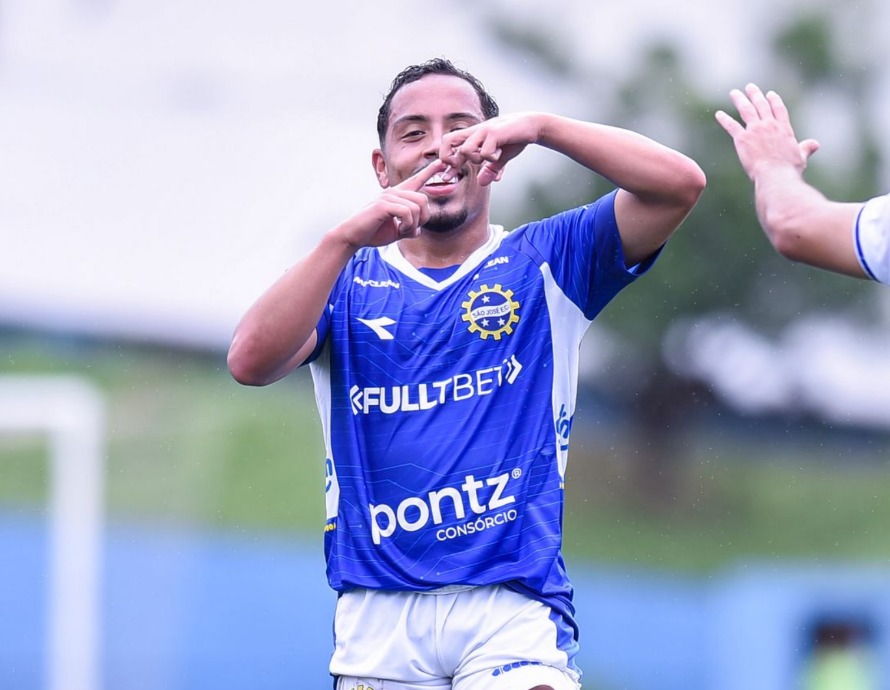 Endiabrado, baixinho Rikelmi marcou dois belos gols no Brunão!