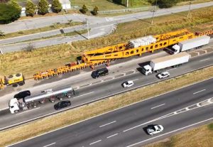 Supercarga na Via Dutra provoca interferências no tráfego entre Pindamonhangaba e Roseira nesta segunda (23)