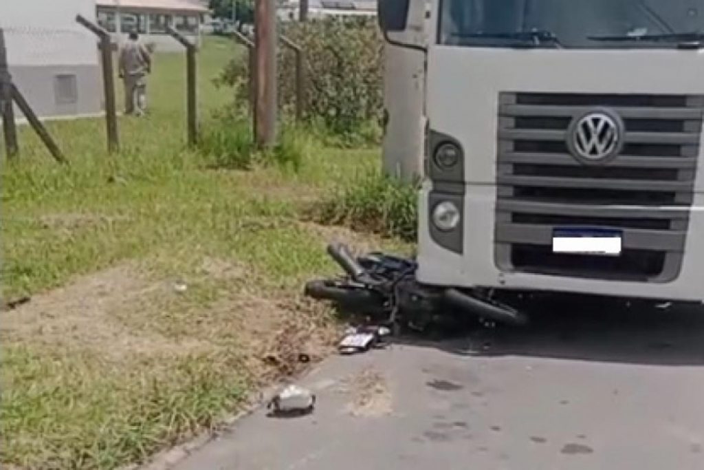 Motociclista de 22 anos morre após colisão com caminhão na Avenida Eurico A. Santos, em Taubaté