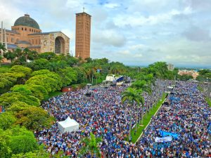 Multidão lota Santuário de Aparecida em procissão do Terço dos Homens