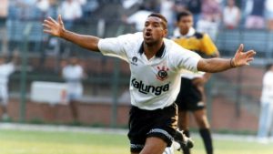 Tetracampeão, ex-atacante Viola é condenado à prisão por porte ilegal de arma em SP