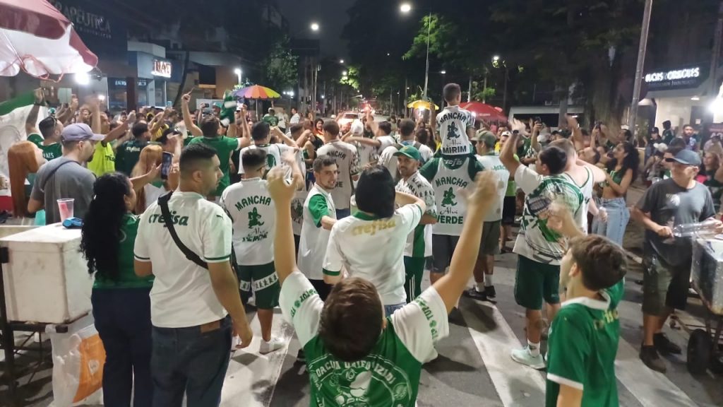 Torcida do Palmeiras comemora 27º título do Paulistão na Avenida Nove de Julho, que teve trecho interditado