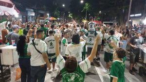 Torcida do Palmeiras comemora 27º título do Paulistão na Avenida Nove de Julho, que teve trecho interditado