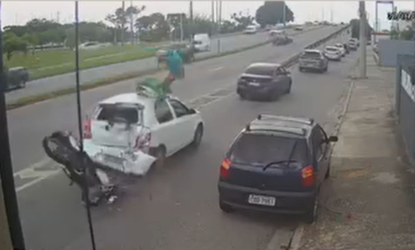 Motociclista ficou ferido após colidir na traseira de um carro na avenida George Eastman, na zona sul de São José dos Campos.