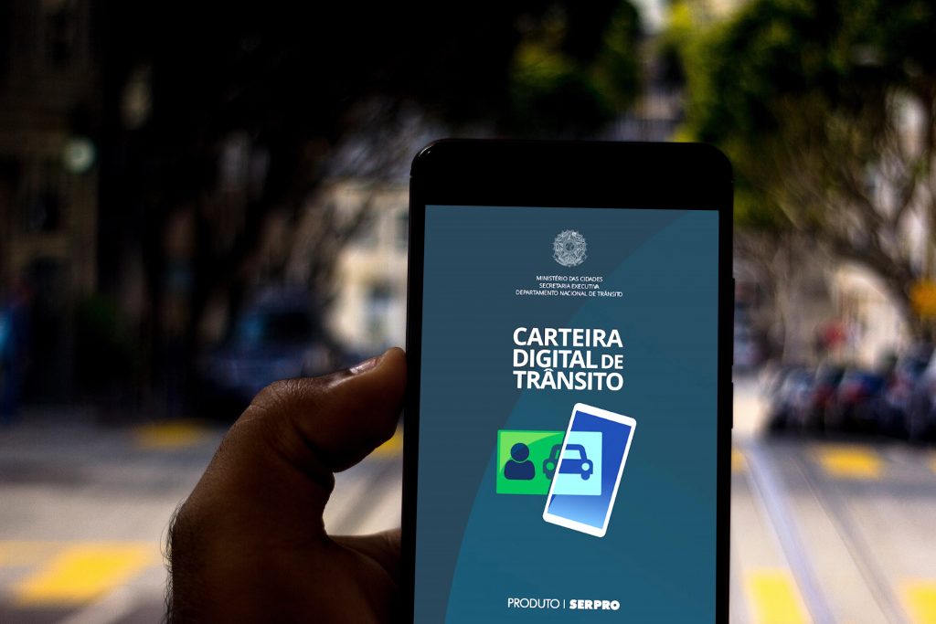 Projeto prevê CNH com restrição para quem fizer exame apenas em carro automático