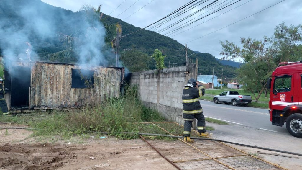 Corpo de Bombeiros atuou no combate a incêndio em contêiner no bairro Olaria, em Caraguatatuba.
