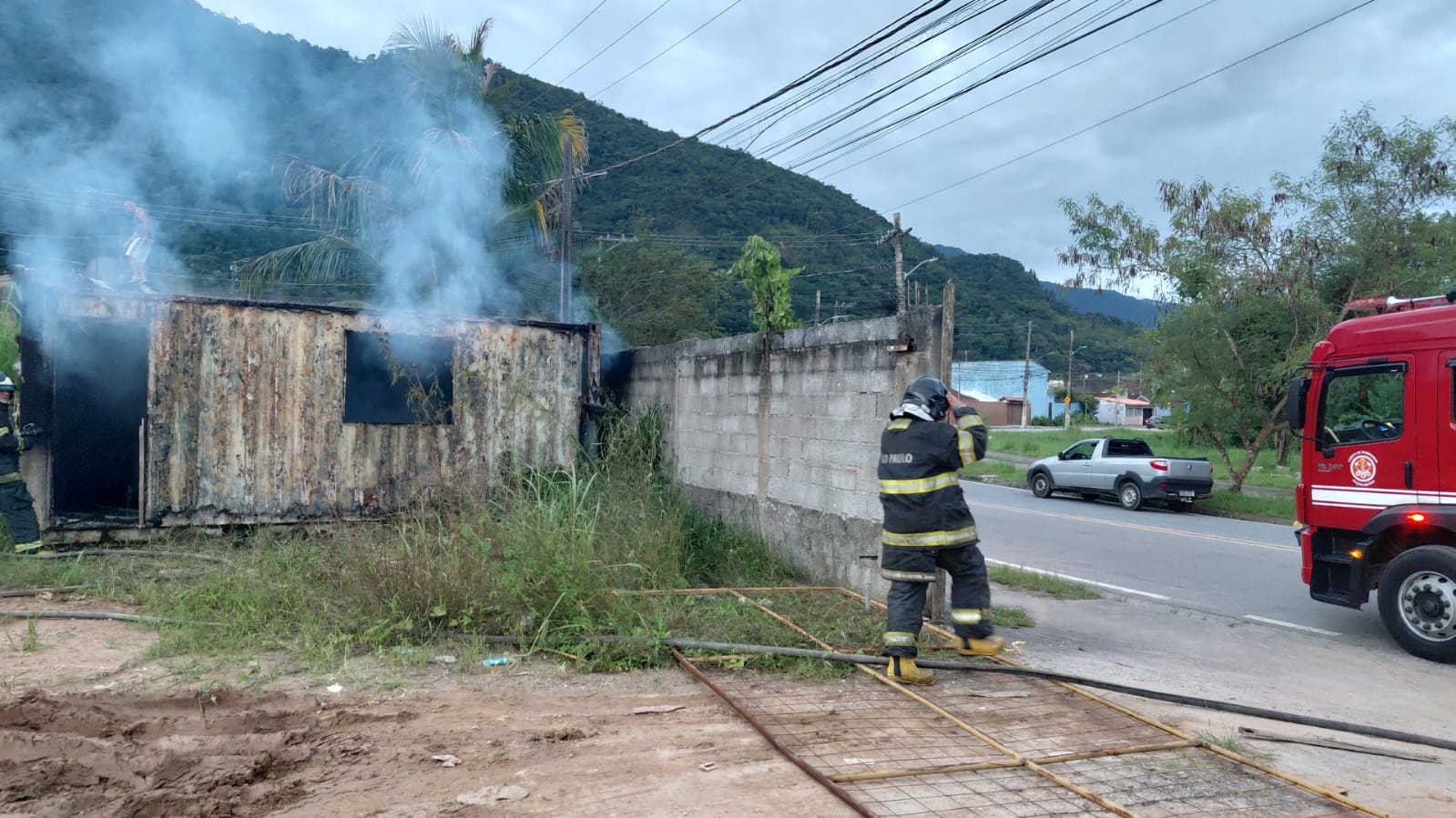 Corpo de Bombeiros atuou no combate a incêndio em contêiner no bairro Olaria, em Caraguatatuba.