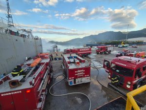 Bombeiros concluem rescaldo e liberam navio após incêndio no Porto de São Sebastião