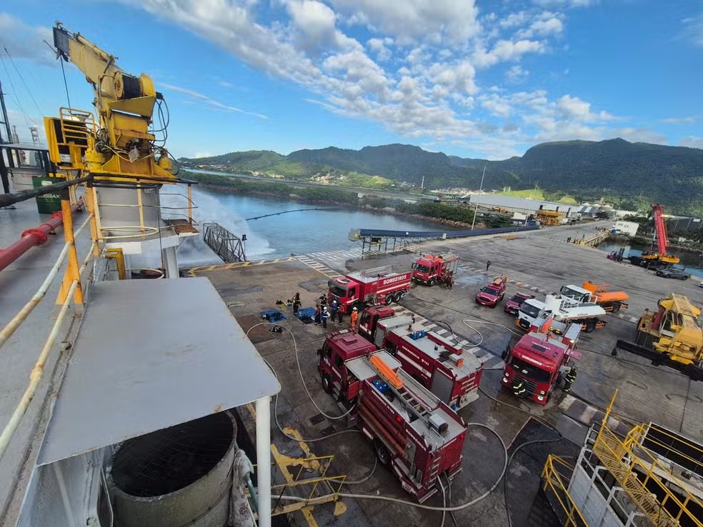 Incêndio navio no Porto de São Sebastião/
