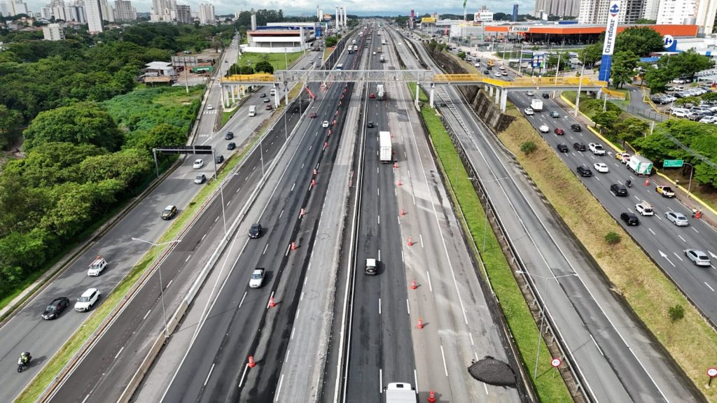Novo trecho de 2 km das pistas marginais da Dutra é liberado