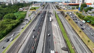 Novo trecho de 2 km das pistas marginais da Dutra é liberado