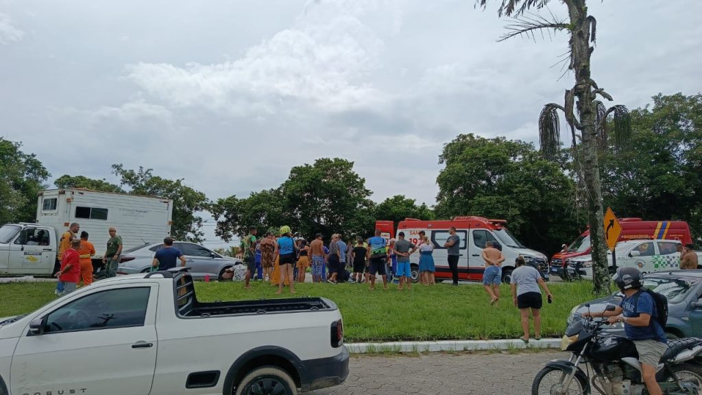 Motociclista ficou ferido após colisão envolvendo caminhão do DER em Ubatuba