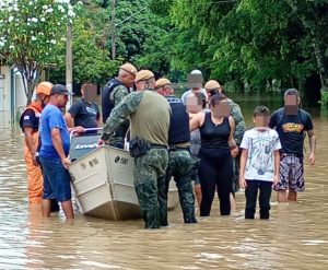 Polícia Ambiental resgata moradores em Guaratinguetá